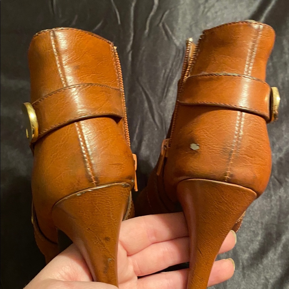 UNLISTED BROWN BOOTS- by KENNETH COLE - Picture 5 of 9